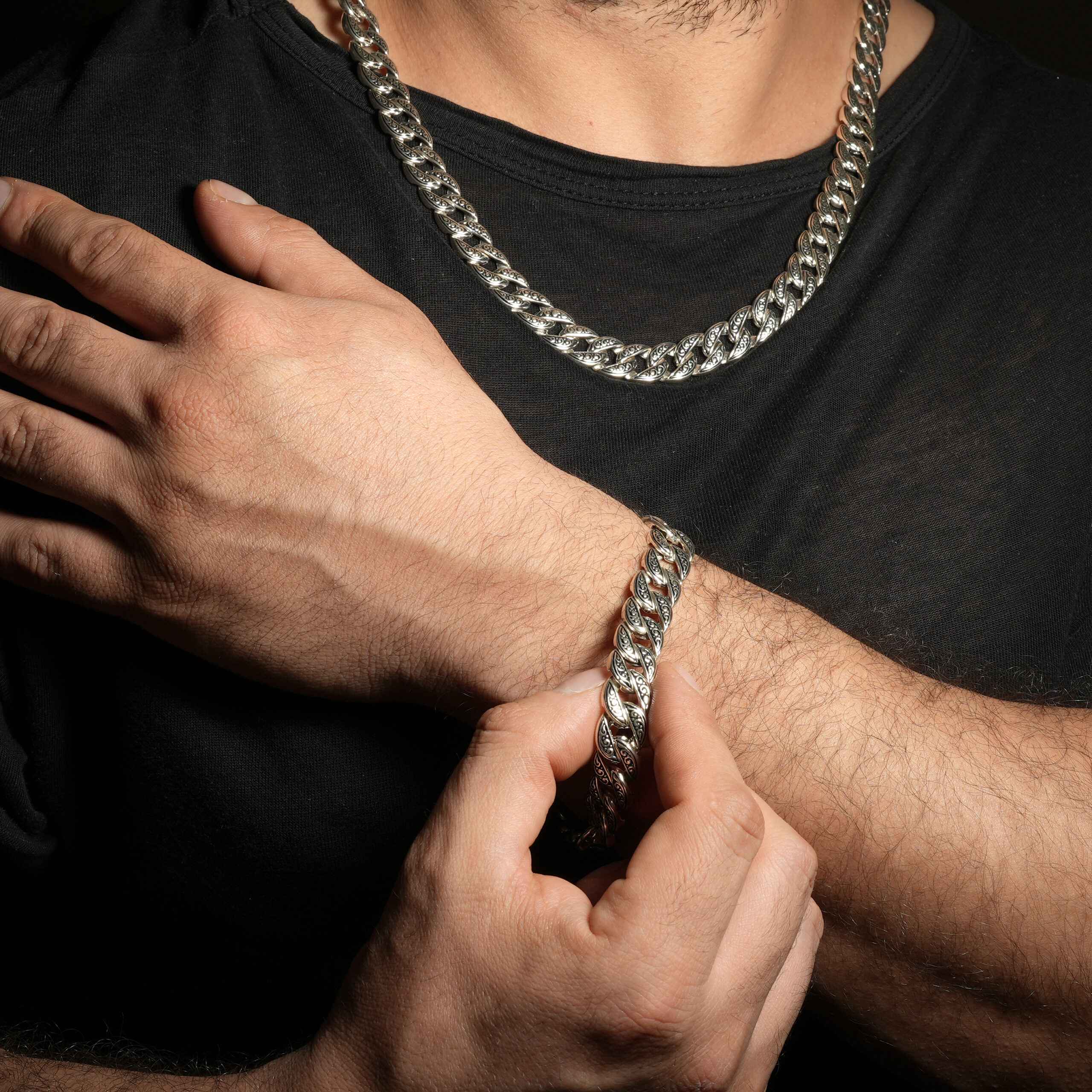 Güçlü Stiller: Erkek Bileklikler ile Tarzınızı Nasıl Yansıtabilirsiniz?