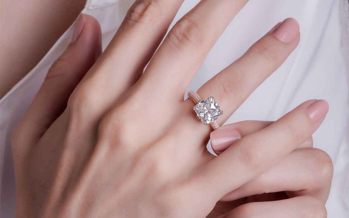 Evlilik Yüzüğü Hangi Ele Takılır? Gelenekler ve Anlamları