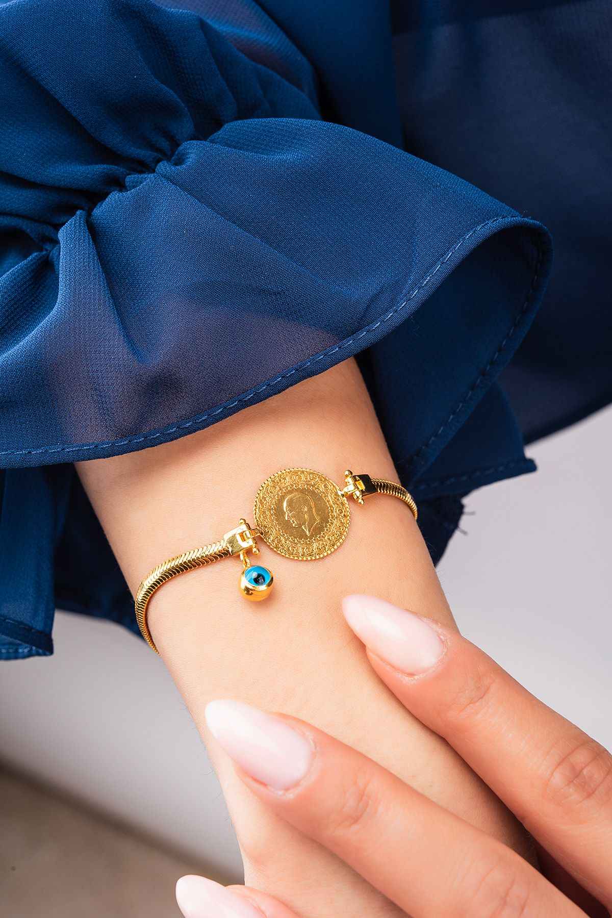 Çeyrek Altınlı Bileklik Nedir? Şıklık ve Yatırımın Buluştuğu Takı Çeyrek Altınlı Bileklik Nedir? Şıklık ve Yatırımın Buluştuğu Takı