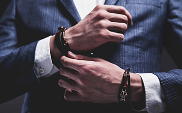 2025’te Erkekler İçin Takı Modası: Trendler ve İpuçları