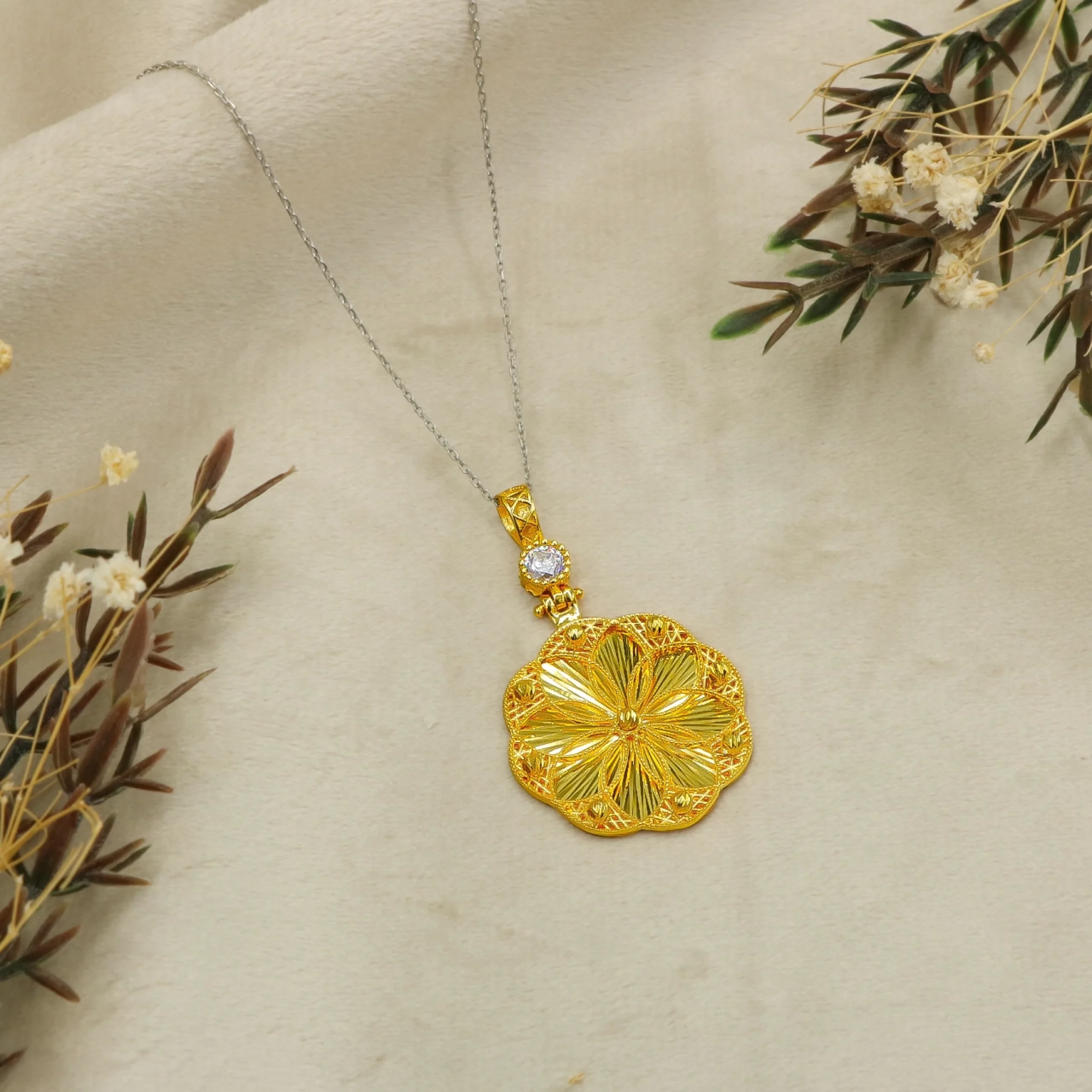 ALTIN KOLYE UCU İle Kombinleme Rehberi