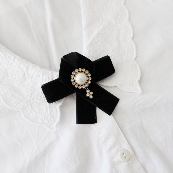 Sıradanlıktan Uzaklaşın: Kadın Yaka Broşu ile Tarzınızı Güçlendirin