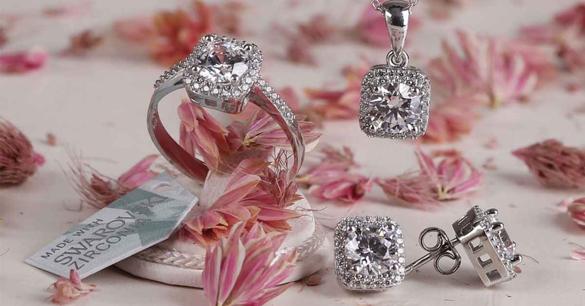 Anneler Günü İçin En Şık Takı Önerileri" Anneler Günü İçin En Şık Takı Önerileri"