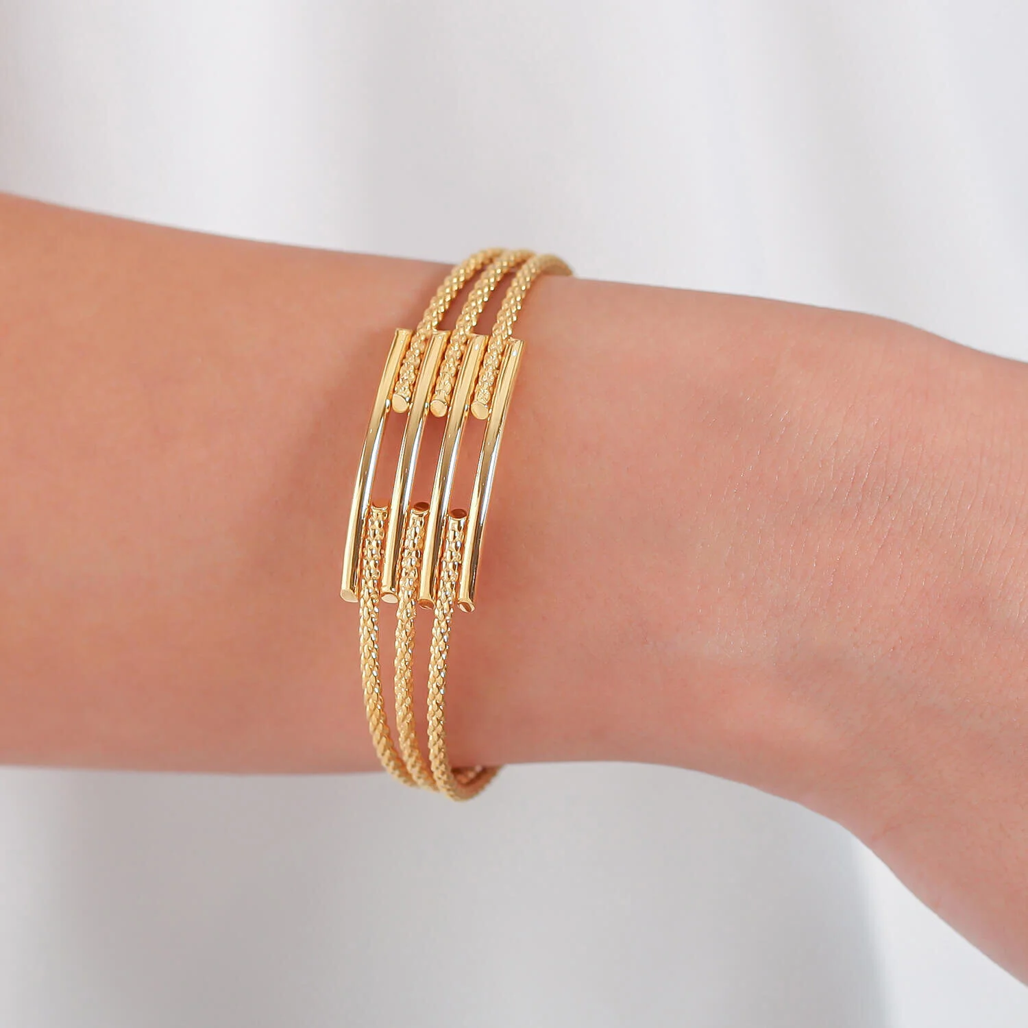 Şıklığın Anahtarı: Ajda Bilezik Kullanımında Dikkat Edilmesi Gerekenler